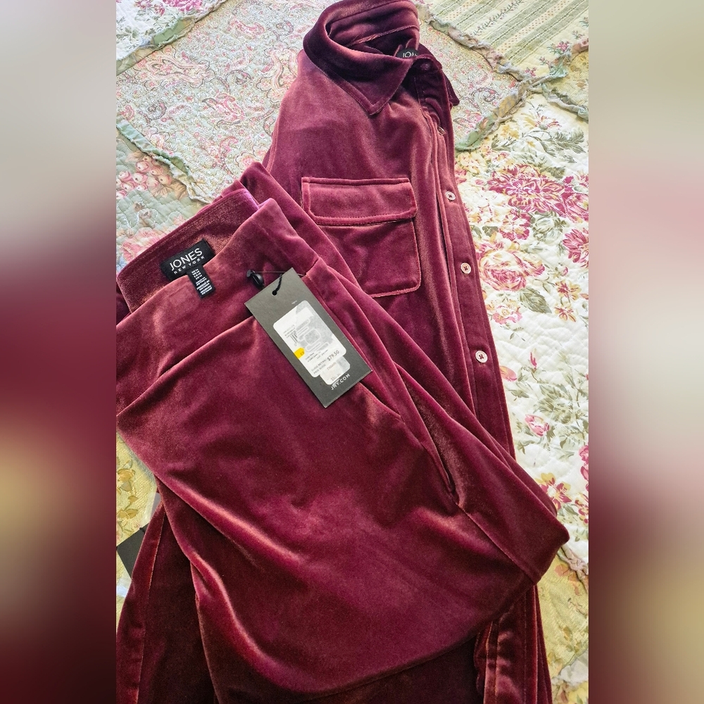 BEAUTIFUL NWT - Burgundy - Velour Travel Wear SET. Large top, medium pants